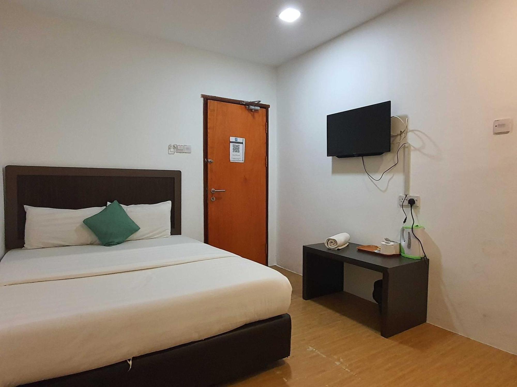 Oyo 91053 Signature Inn Miri Exterior photo